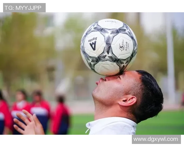 变身为绿茵场上的足球巨星，挑战极限成就你的巅峰时刻