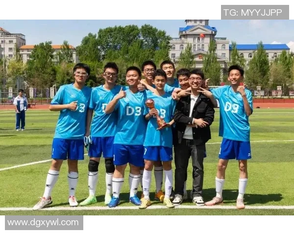 帅哥球星绿茵驰骋展现足球激情魅力与青春风采 帅哥球星绿茵驰骋展现足球激情魅力与青春风采