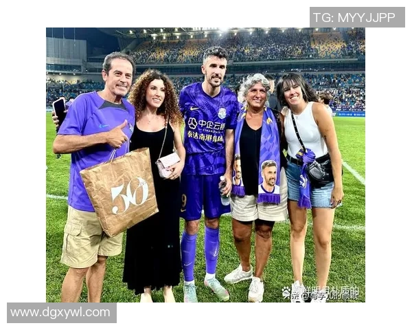 两大足球巨星并肩作战展现巅峰实力彼此默契配合成就传奇球场瞬间 两大足球巨星并肩作战展现巅峰实力彼此默契配合成就传奇球场瞬间