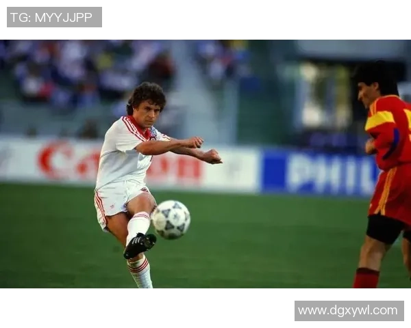 足球巨星风采展现：聚焦球场英雄背后的拼搏与荣耀