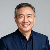 中国国际进口博览会VIP接待项目负责人张总，一位五十岁左右的商务男士，身着深蓝色西装面带微笑