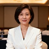 国际消费电子展市场总监李女士，三十多岁职业女性，留着干练短发穿着白色西装外套